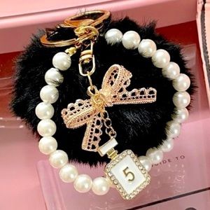 Black Puff Pearl Wristlet Keychain